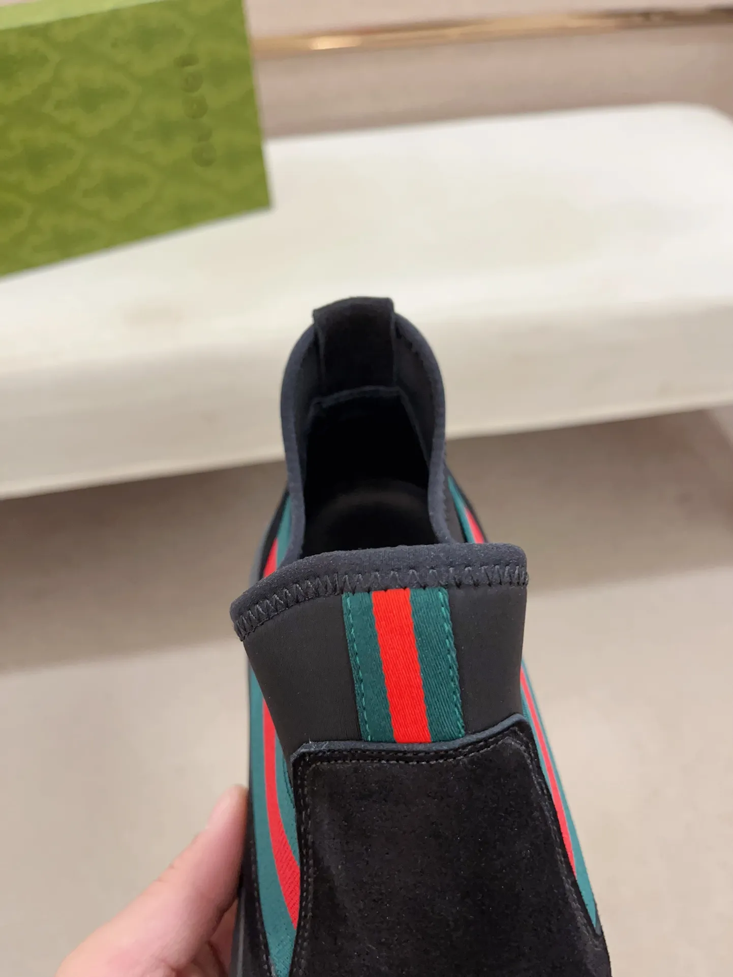 Factory price 480💰 (sheepskin lining * velvet lining optional! Can be made without label) High-quality new GUCCI (Gucci) counters will be launched simultaneously. The new men's shoes and 😘fabric are made of high-tech glue-spraying technology. Lining: sheepskin lining* velvet lining. 👍🏿 High-end ☄️ air-cushion molded anti-slip rubber outsole, exquisite lines, simple and elegant, comfortable and high-end for leisure travel. Code number: 38 to 44 (45 can be customized and cannot be returned or exchanged)